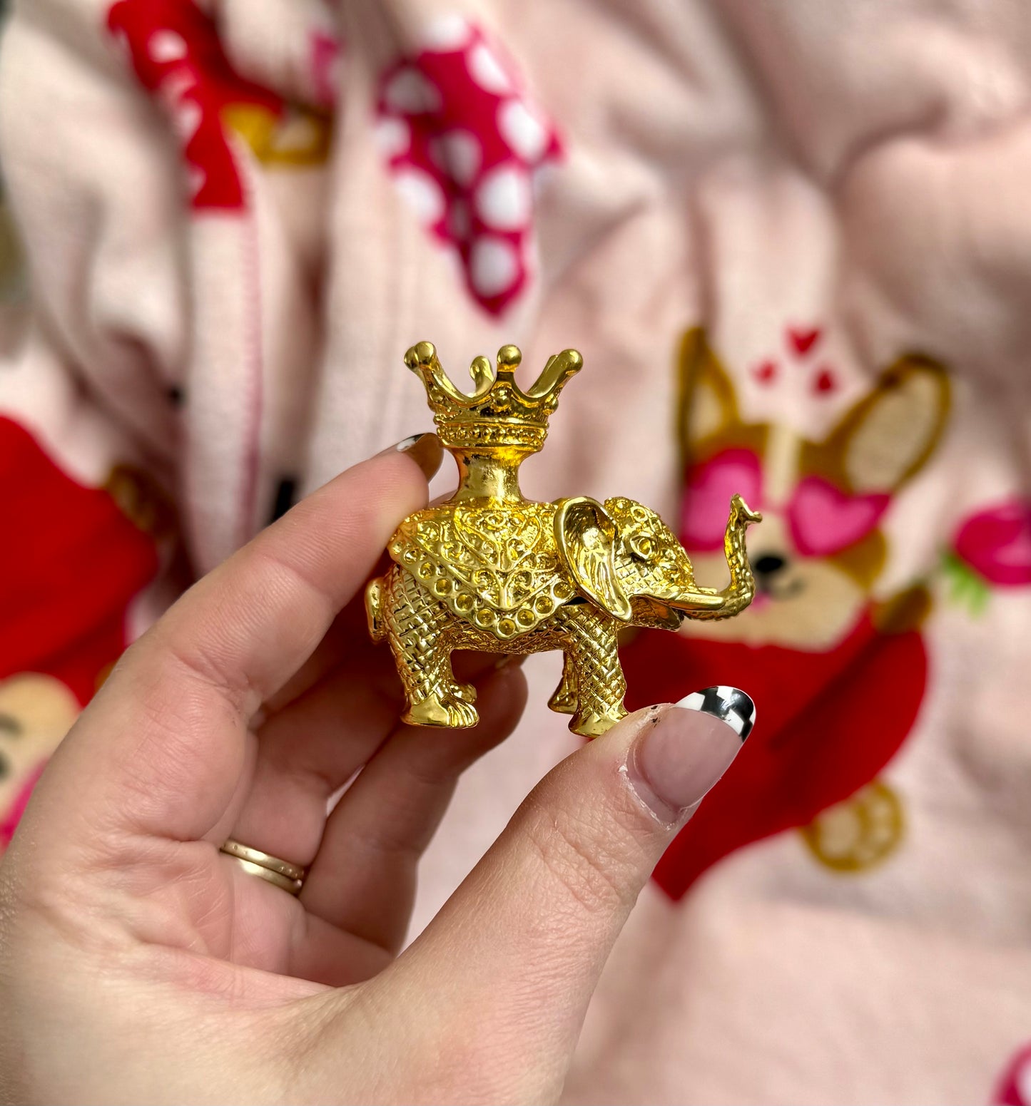 Gold elephant sphere stand