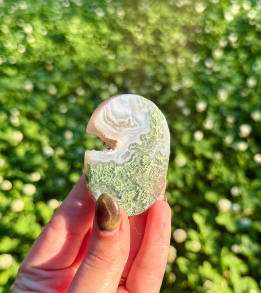 Moss agate palm stone