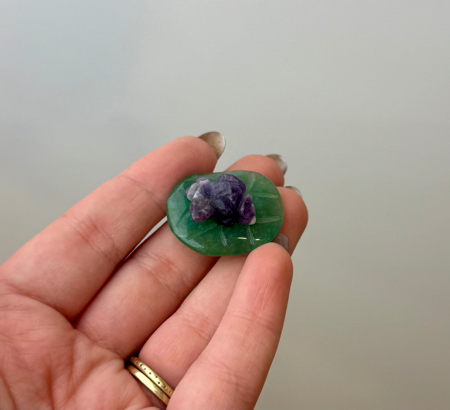 Amethyst frog on lily pad carving