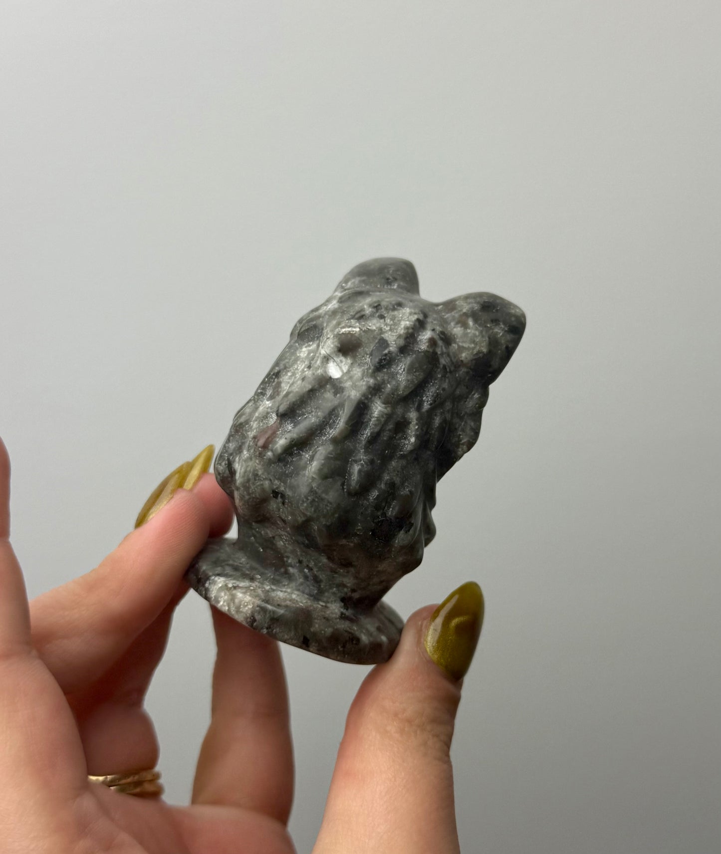 Yooperlite wolf carving