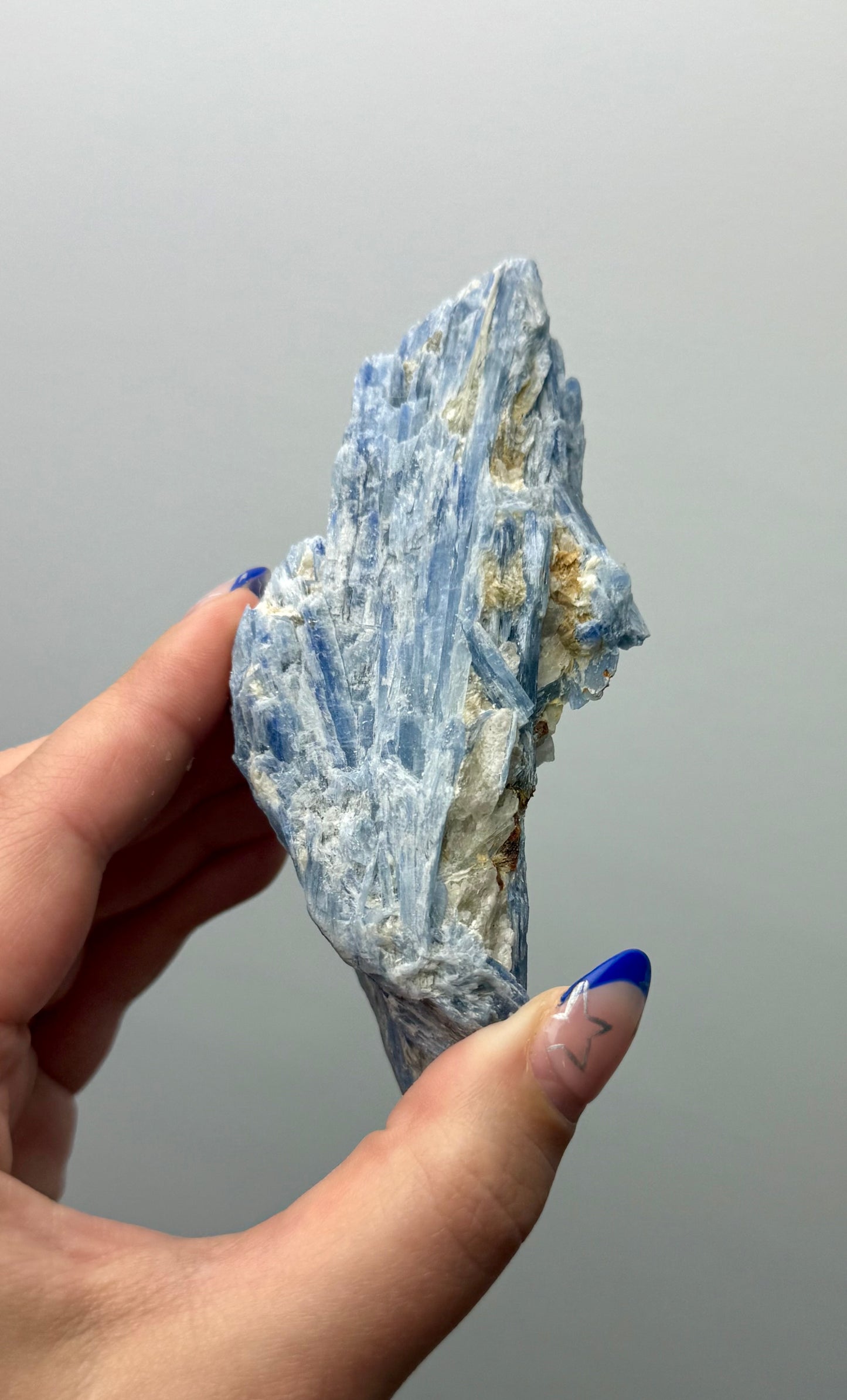 Blue kyanite specimen