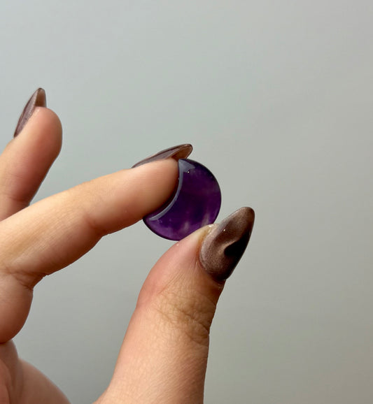 Amethyst mini moon carving