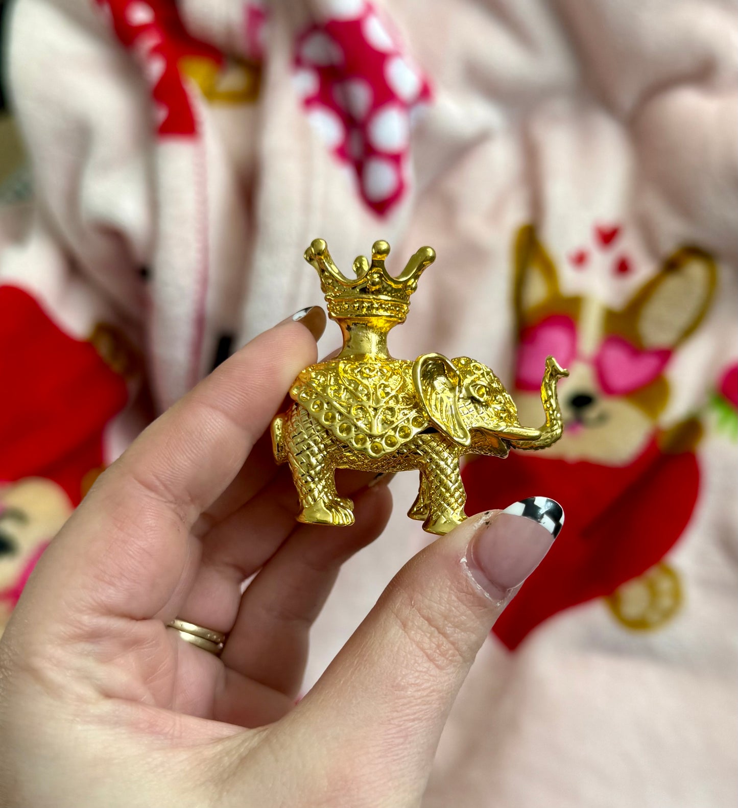 Gold elephant sphere stand