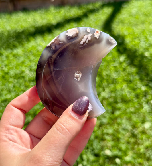 Dyed black flower agate moon carving