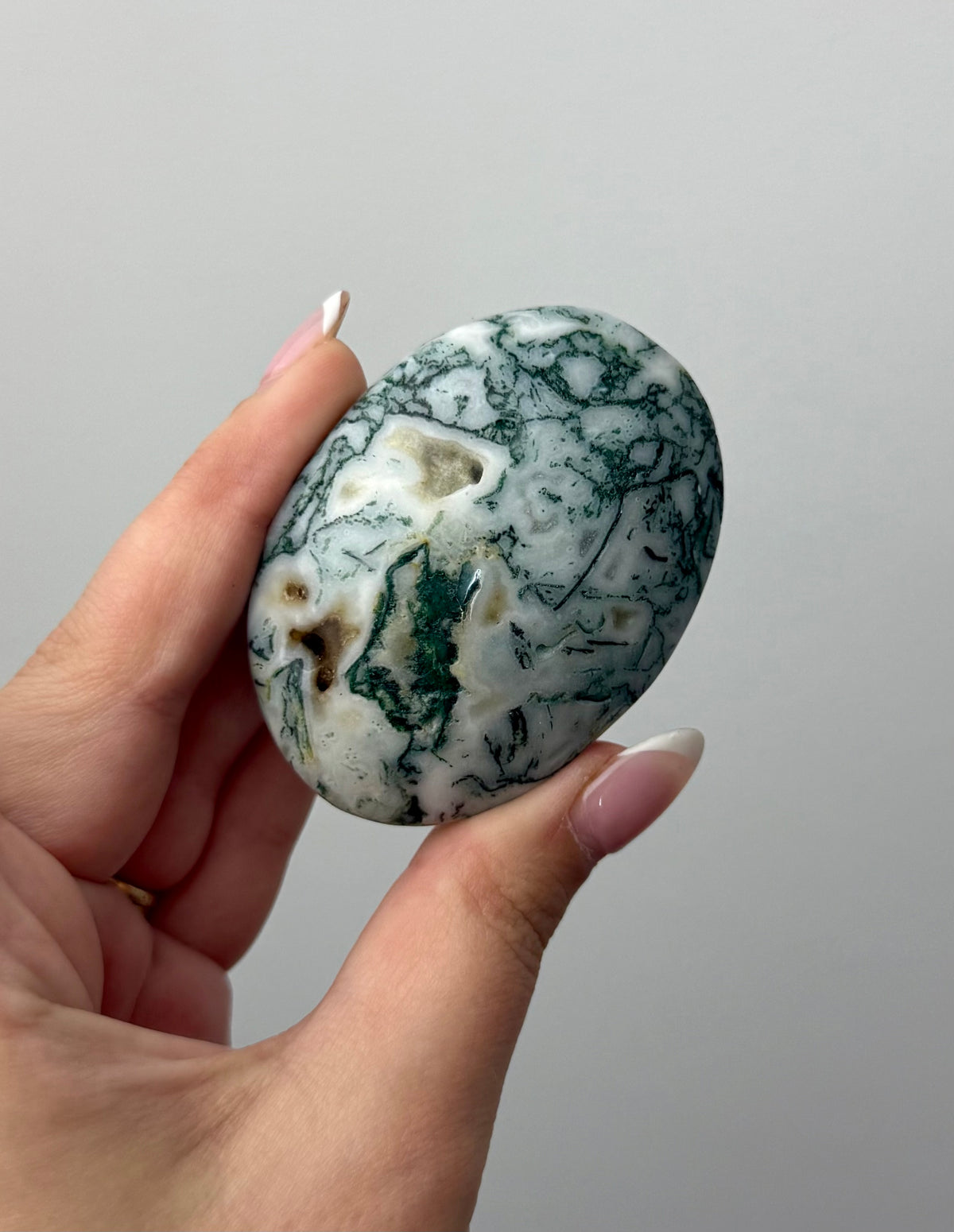 Moss agate palm stone