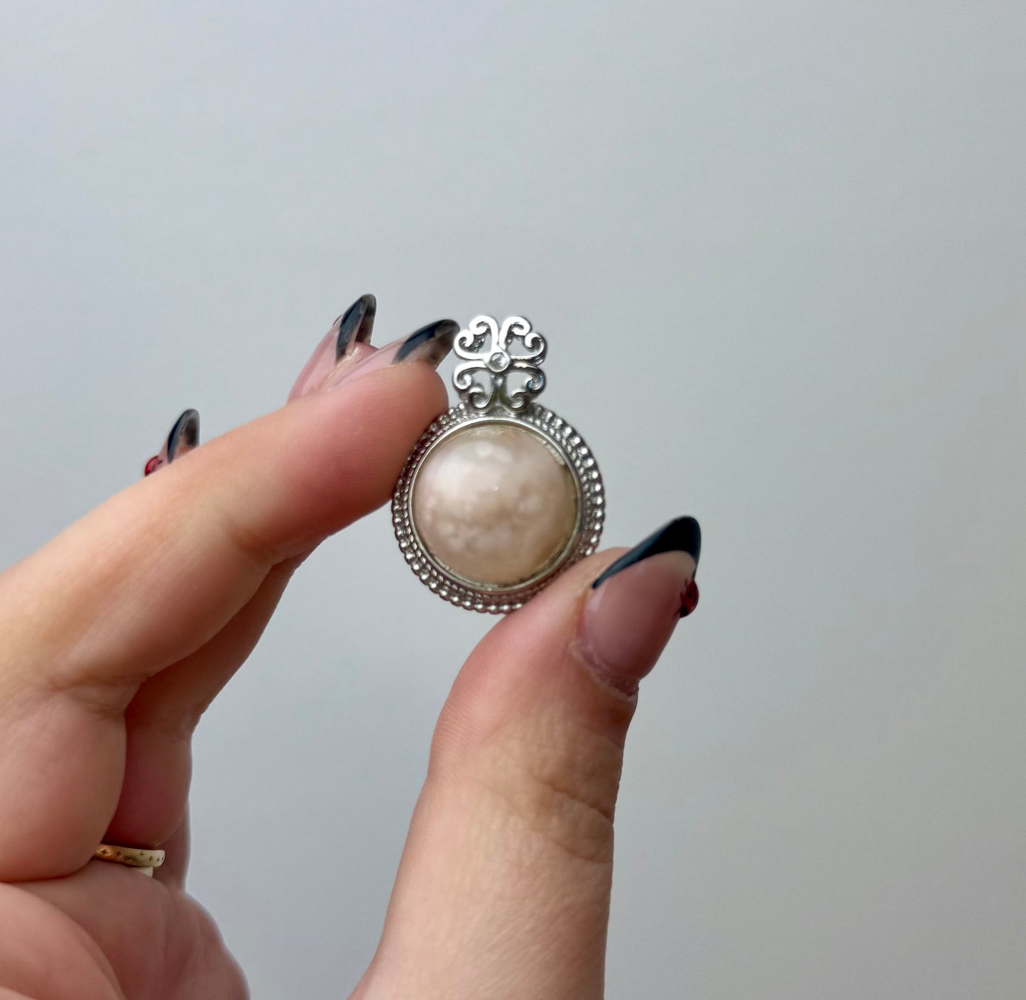 Flower agate pendant