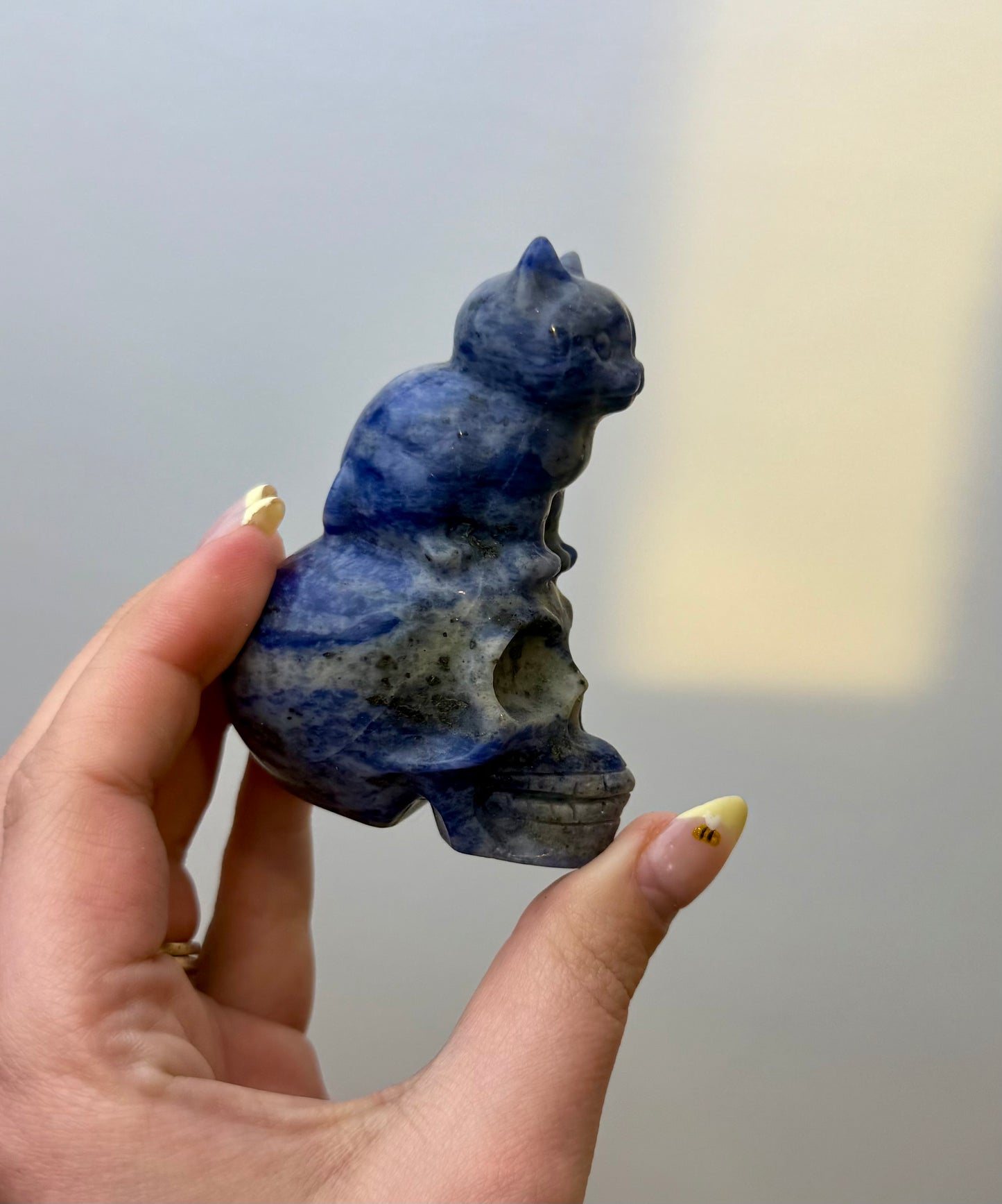 Lapis lazuli cat on skull carving