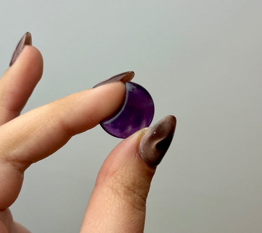 Amethyst mini moon carving