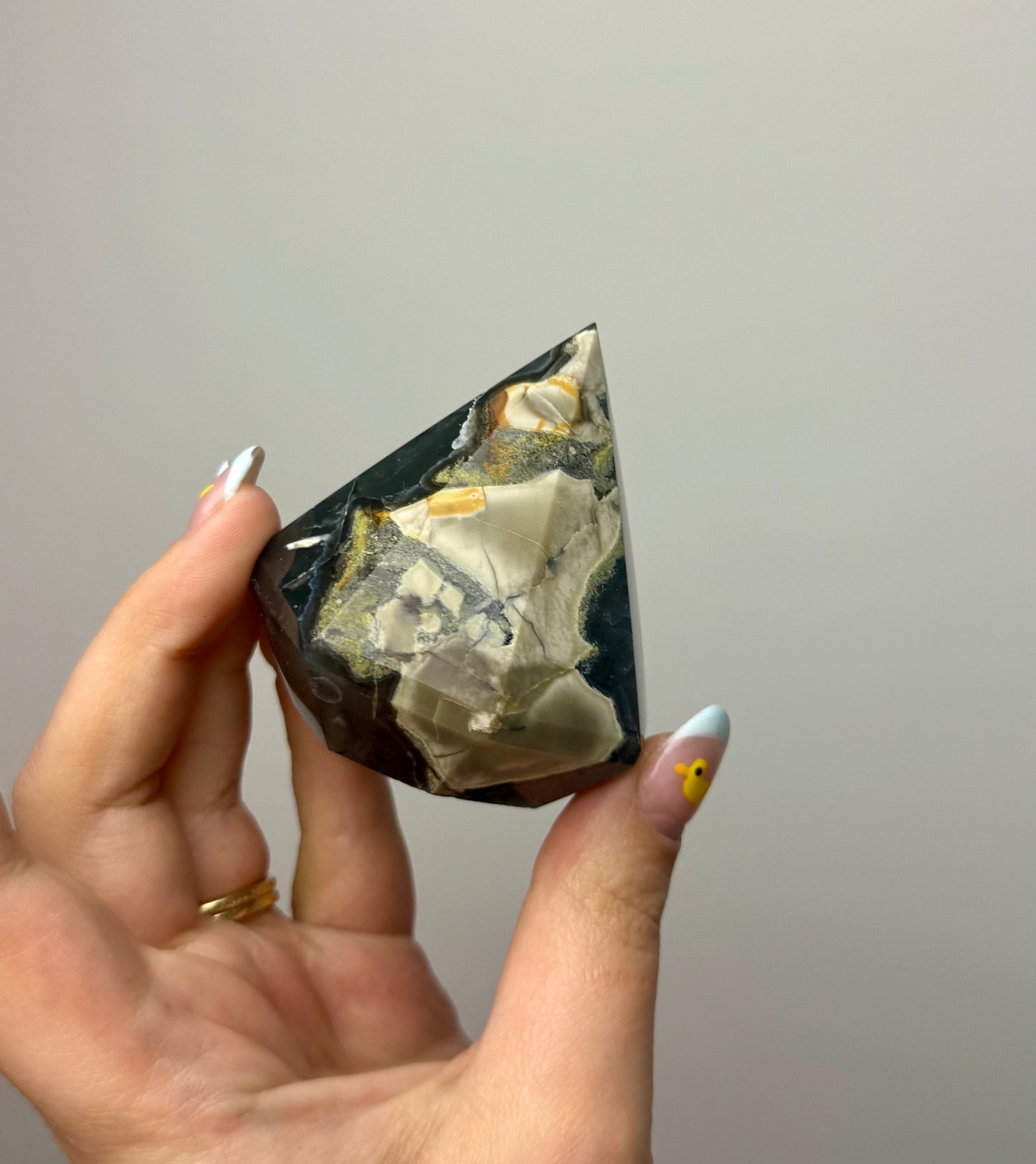 Volcano agate 3D diamond carving