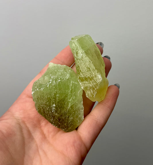 Green calcite raw chunks