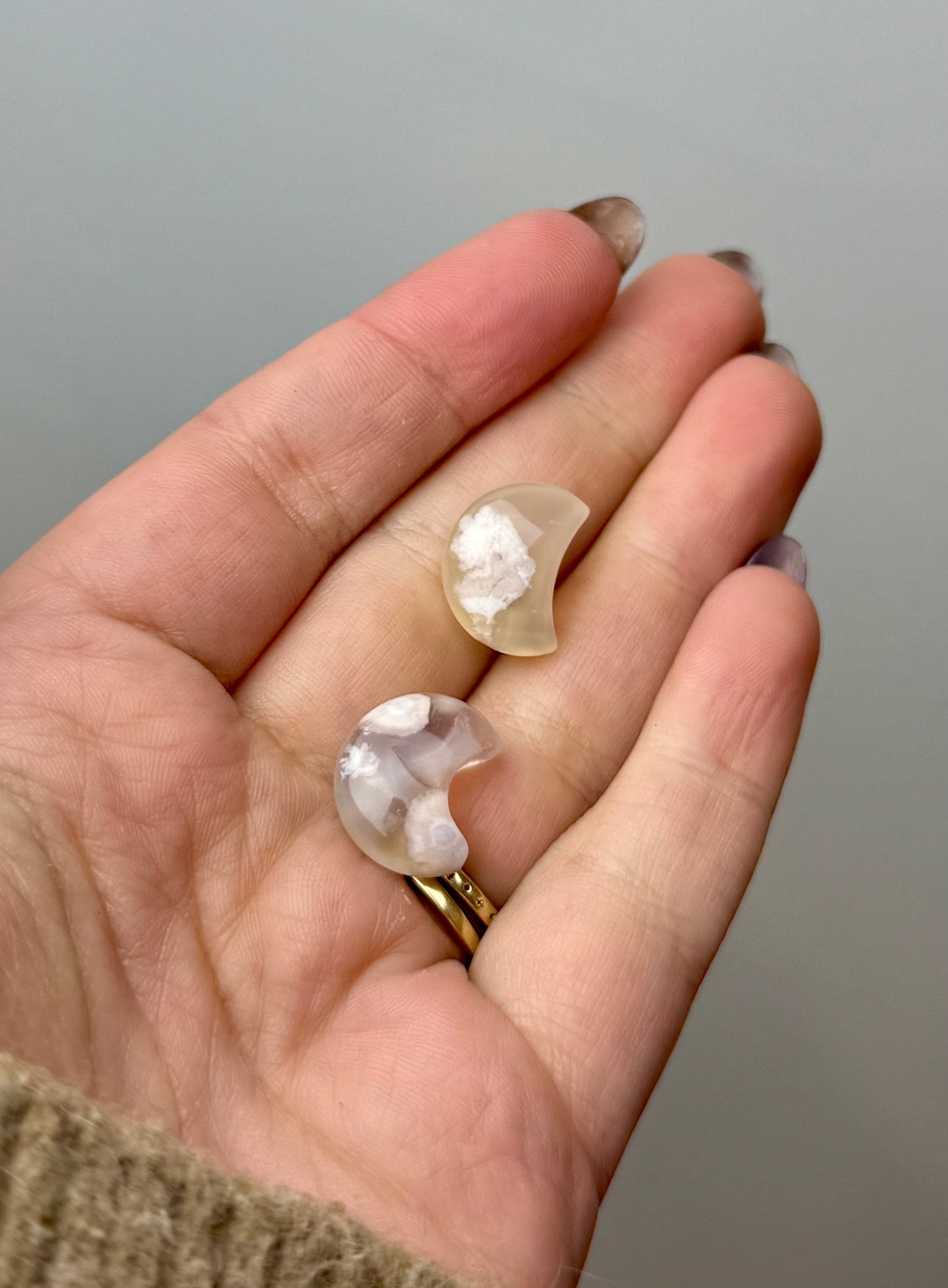 Flower agate mini moon carvings