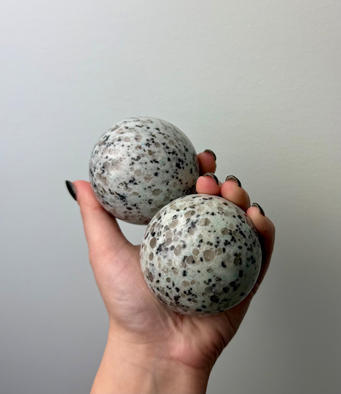 Kiwi jasper spheres