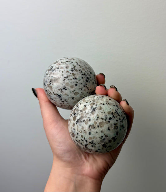 Kiwi jasper spheres