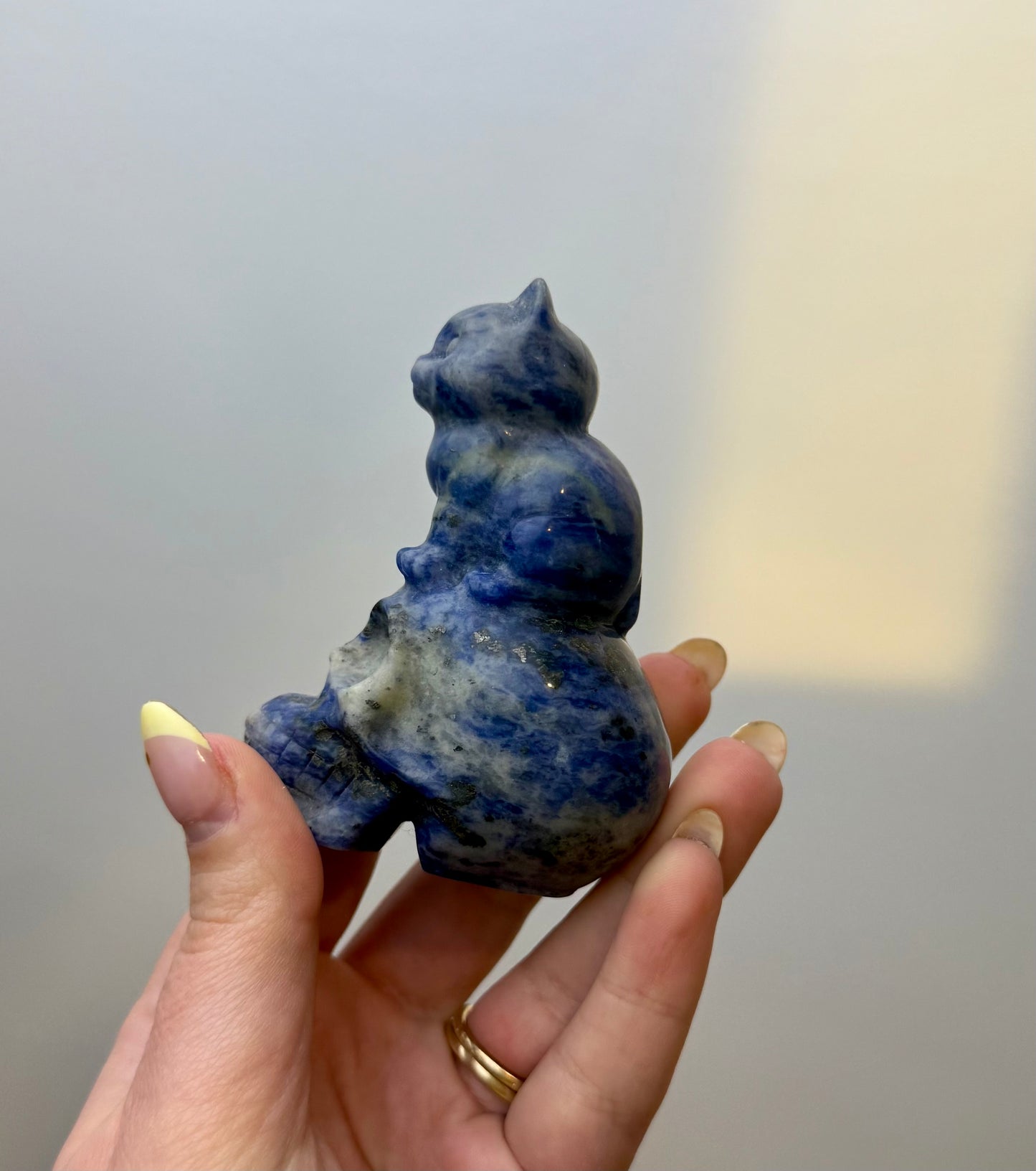 Lapis lazuli cat on skull carving