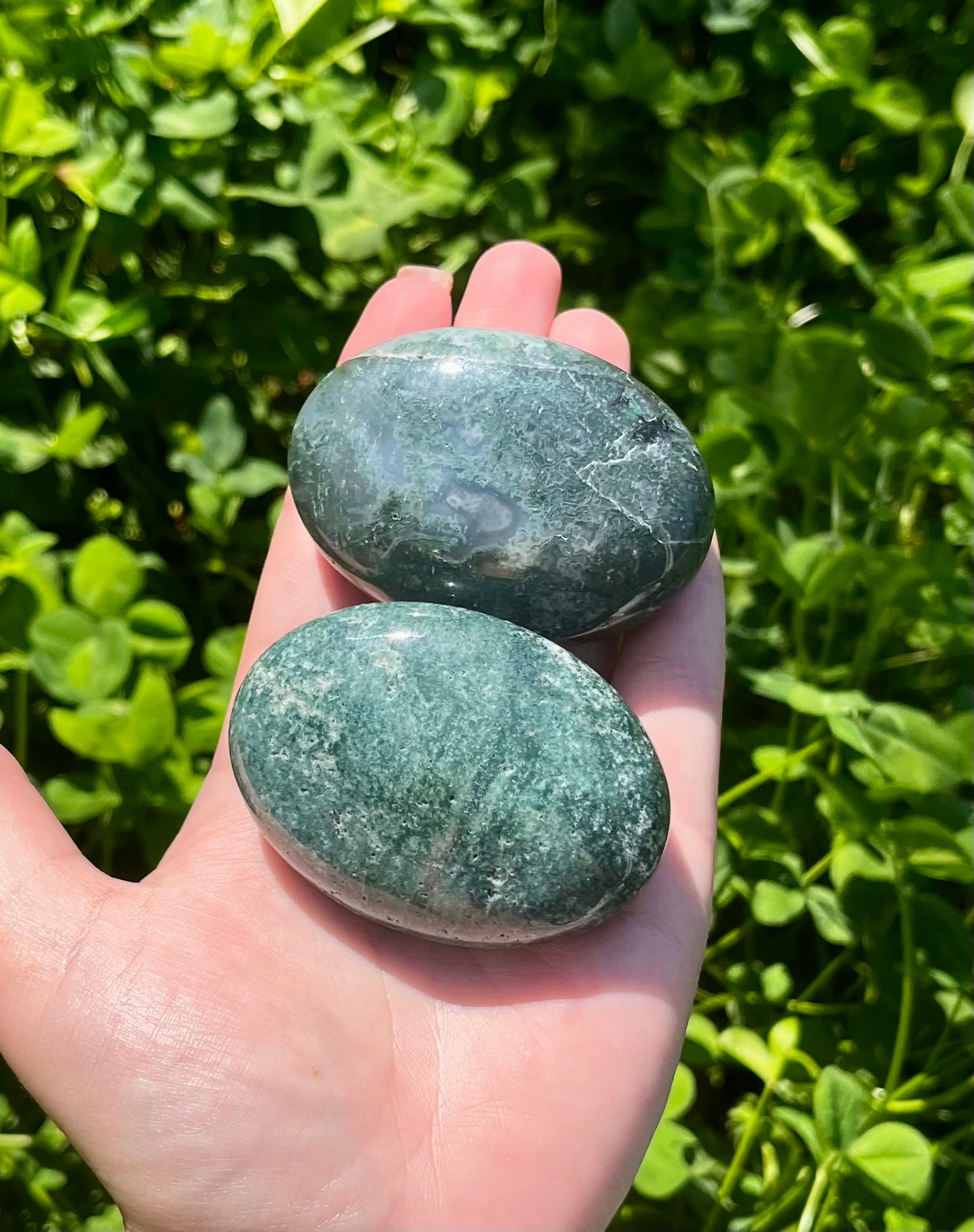 Moss agate palm stones