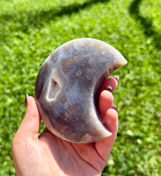 Dyed black flower agate moon carving