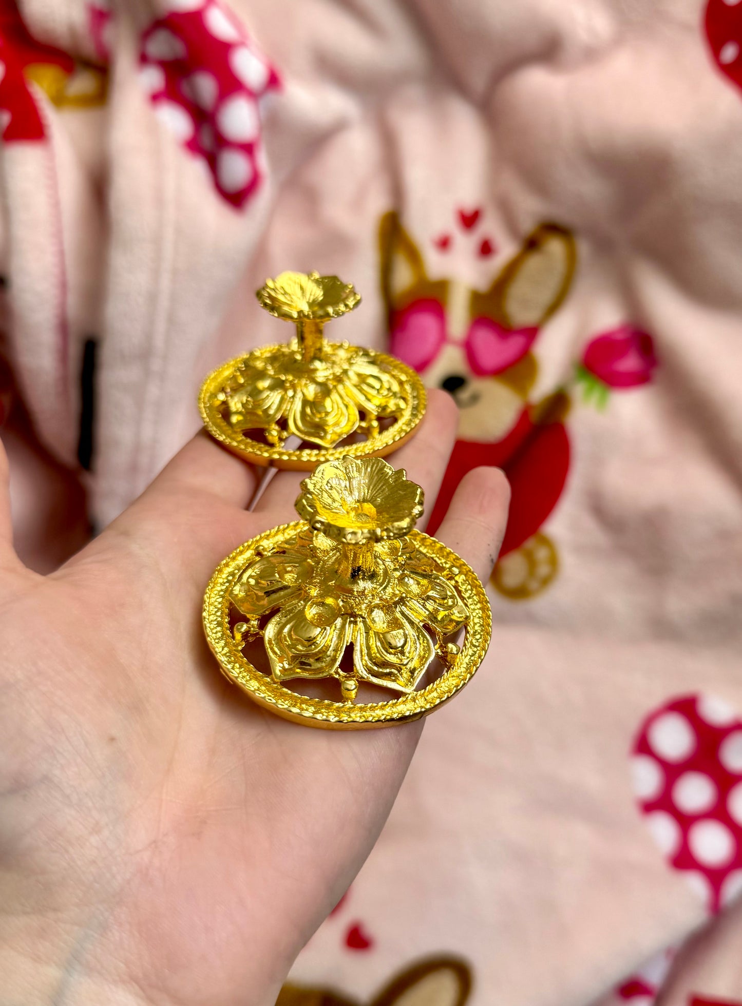 Gold flower sphere stands