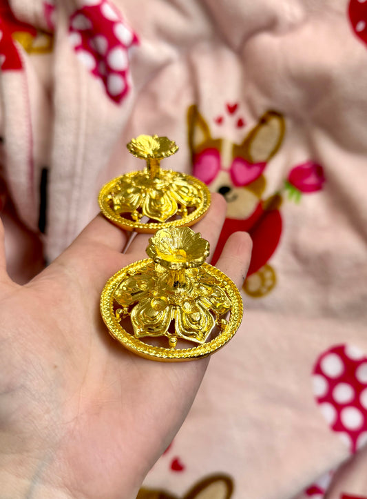 Gold flower sphere stands