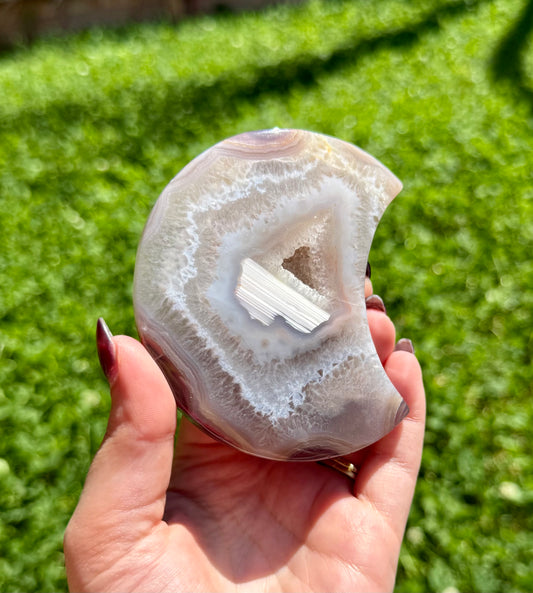 Dyed black flower agate moon carving