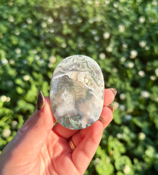 Moss agate palm stone