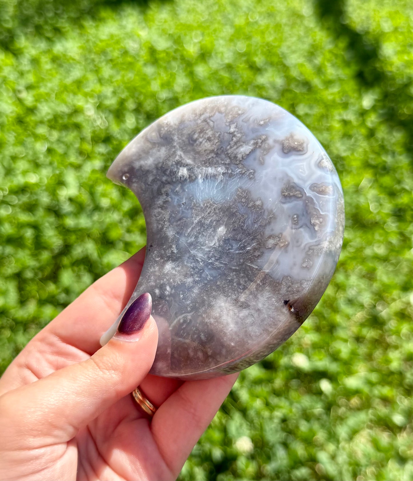 Dyed black flower agate moon carving