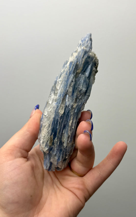 Blue kyanite specimen