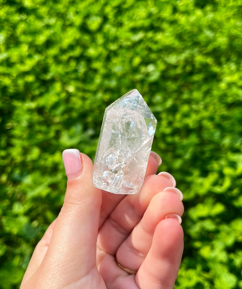 Crackle quartz tower