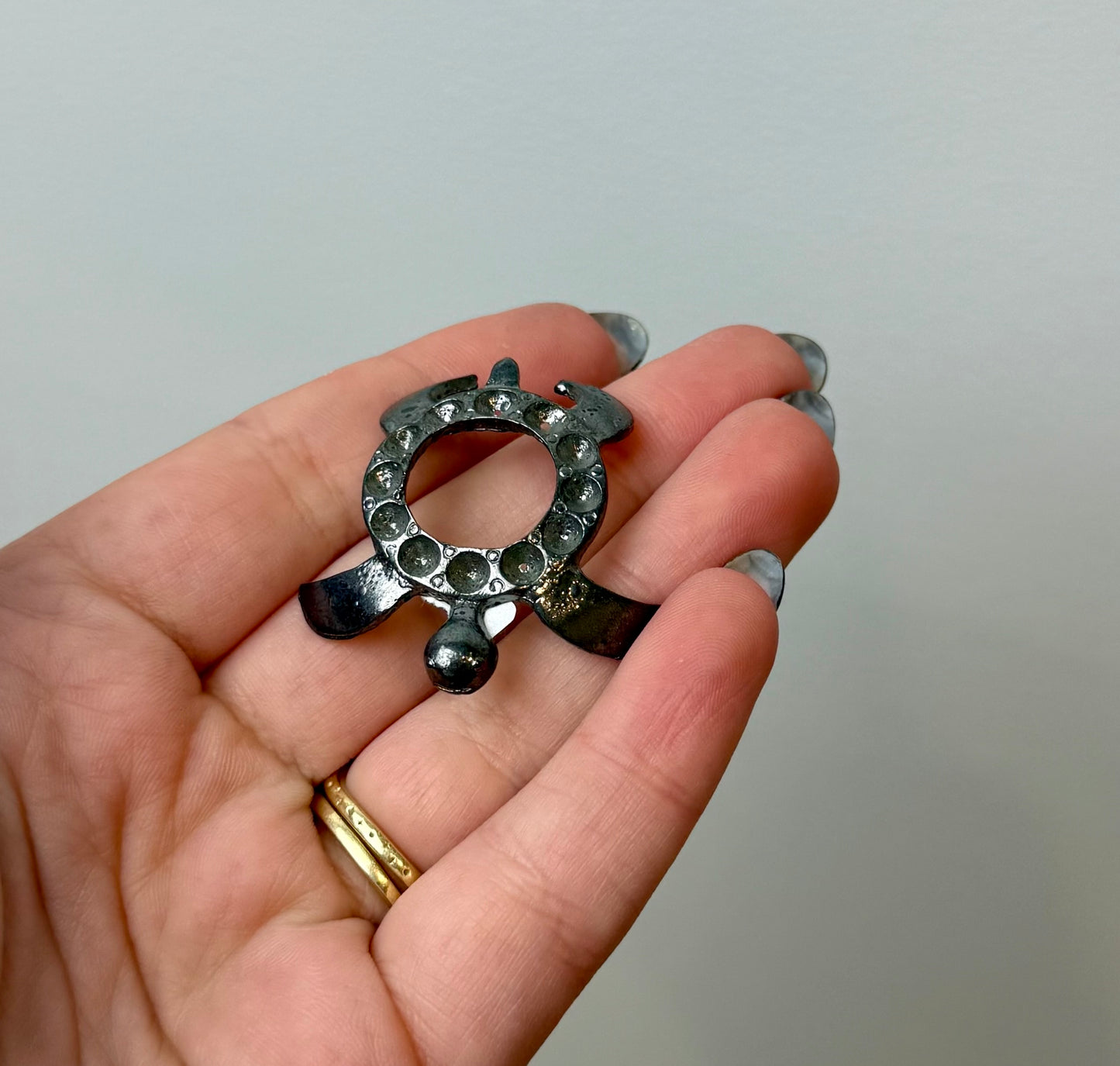 Black/gray turtle sphere stand