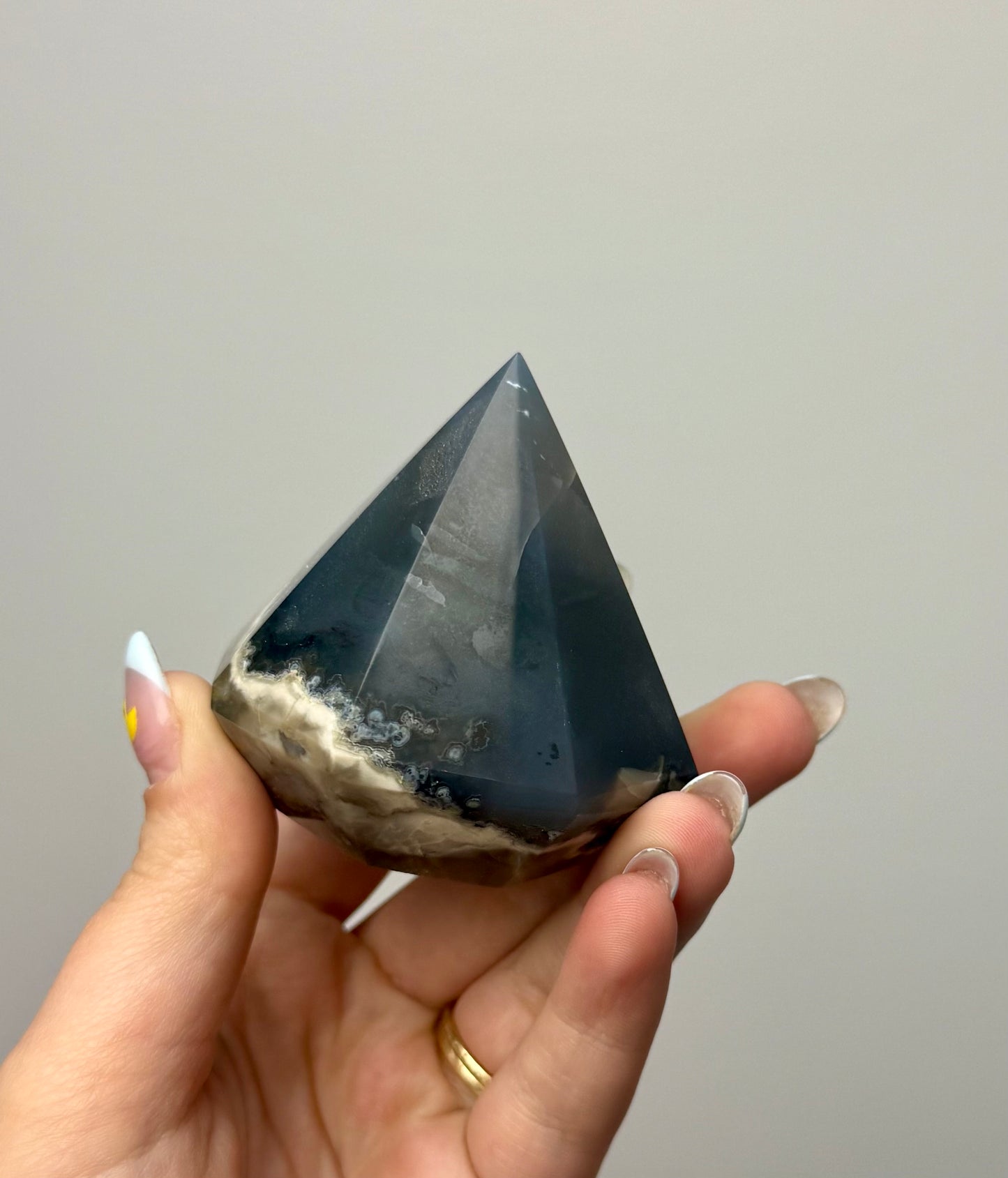 Volcano agate 3D diamond carving