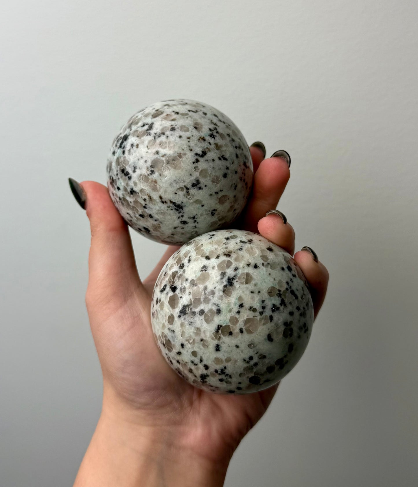 Kiwi jasper spheres