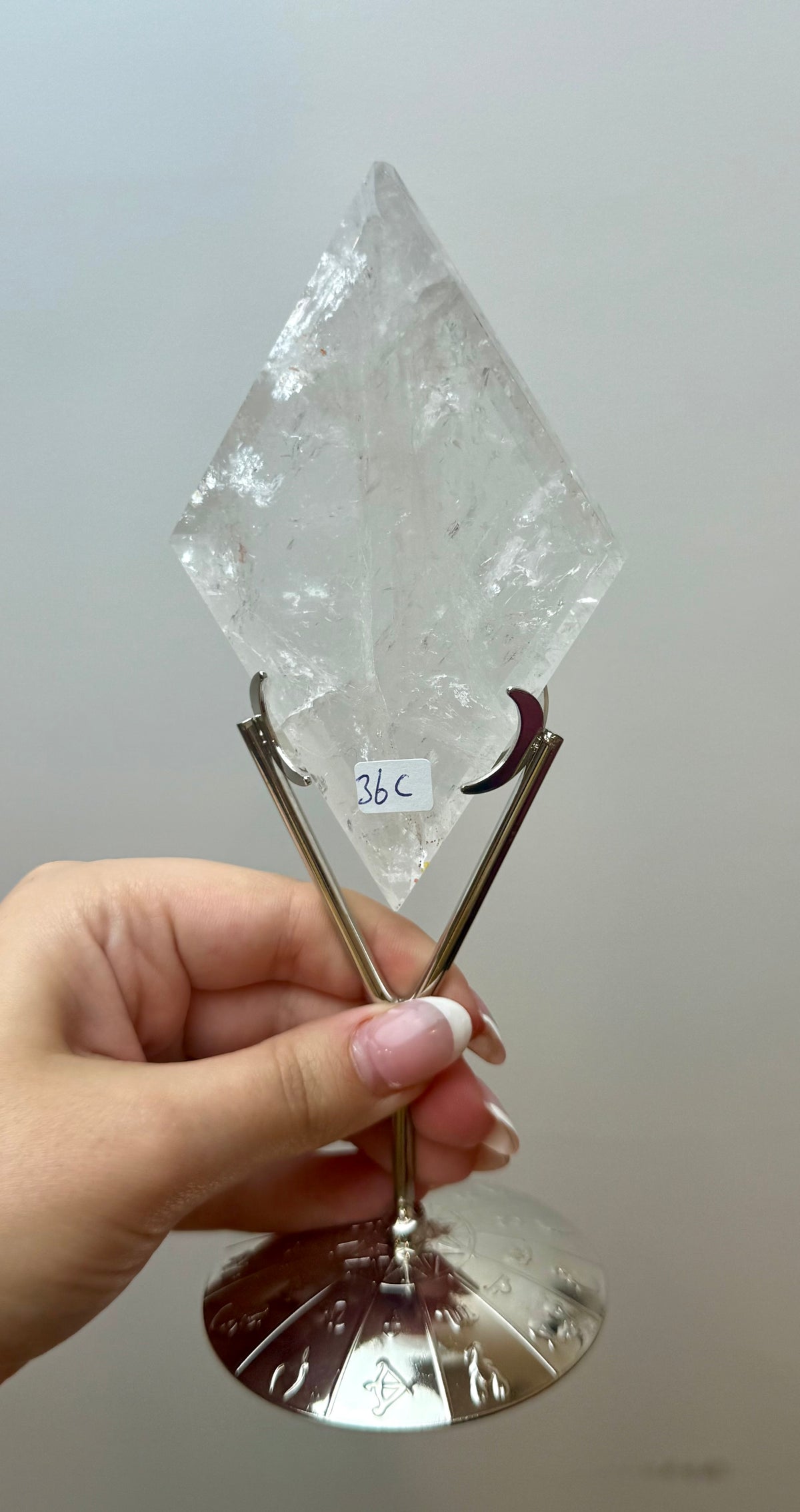 Clear quartz diamond carving on a stand 36C